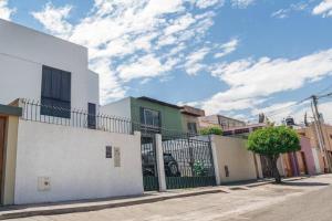 阿雷基帕Villa Arequipa的街道上设有大门的白色建筑