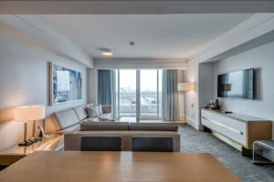 劳德代尔堡The Residential Suites at the Ritz-Carlton, Fort Lauderdale #1510的带沙发和电视的客厅