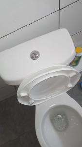 蒙巴萨Nyali cozy home的浴室内有盖的白色厕所