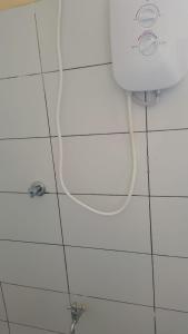 蒙巴萨Nyali cozy home的浴室内连接卫生间的软管