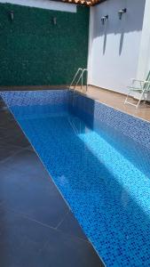 圣拉蒙MILANO SUITE的铺有蓝色瓷砖的大型游泳池