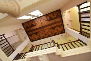 库鲁内格勒Seasons Hotel的享有带木制天花板的房子的楼梯的上方景色
