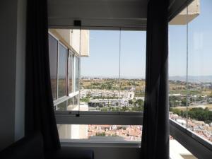 多列毛利诺斯La Torre de la Colina Playa的从窗户可欣赏到城市美景