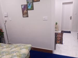 WāhRehan's 1 bed Apartment with Free Wifi , Warm Water, Functional Kitchen的带沙发和白色墙壁的客厅