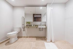 麦德林Calucé Hab310 ElTesoro by Letoh的白色的浴室设有卫生间和水槽。