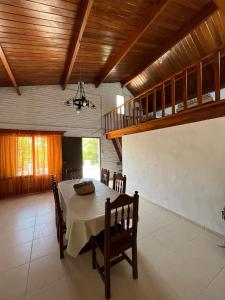 米娜克拉韦罗EL CHALÉ casa de campo的一间带桌子和木制天花板的用餐室