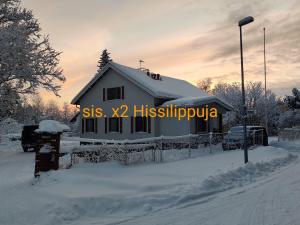 耶姆赛Nina`s GuestHouse, Include x 2 Himos ski pass, 75m2 and 85m2 apartement的雪中满是字的房屋 x histivivo