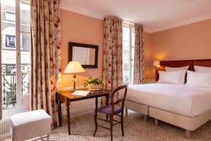 巴黎圣格力格奥尔酒店的酒店客房配有一张床和一张带椅子的书桌