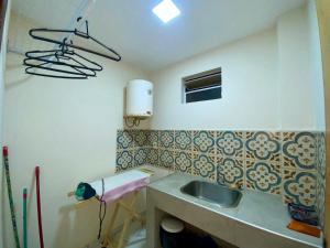埃斯特城Agradable dormitorio en suite con estacionamiento privado的一个带水槽和水槽的小厨房