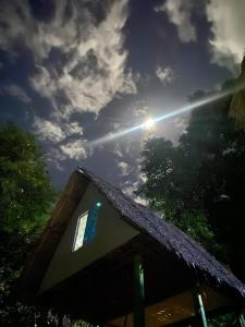 爱妮岛Forest Camp El Nido的天上光照的建筑
