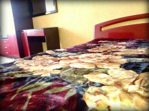 苏梅Apartment on Robitnycha的卧室内一张带五颜六色棉被的床