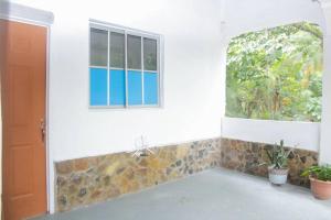 科马亚瓜Céntrico y Confortable的客房设有窗户和植物水槽