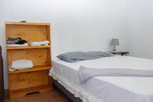 科马亚瓜Céntrico y Confortable的一间卧室设有两张床和木制橱柜