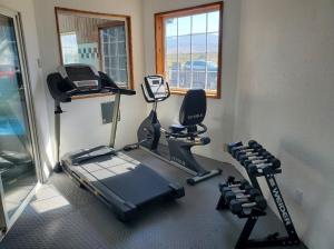 奥马克奥马克酒店的健身房,配有健身器材,房间设有窗户