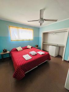 马德普拉塔GRAN HOTEL DE LOS ACANTILADOS的一间卧室配有一张带红色毯子的床