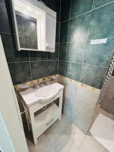 马德普拉塔GRAN HOTEL DE LOS ACANTILADOS的一间带水槽和镜子的小浴室