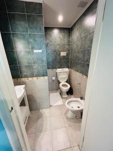 马德普拉塔GRAN HOTEL DE LOS ACANTILADOS的浴室设有2个卫生间和水槽