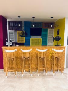 马德普拉塔GRAN HOTEL DE LOS ACANTILADOS的厨房里设有四把凳子的酒吧