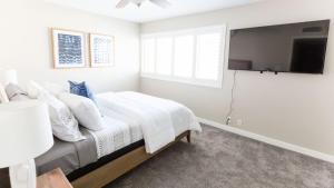 斯科茨Updated Condo in A Old Town Scottsdale Location的一间卧室设有一张带平面电视的床。