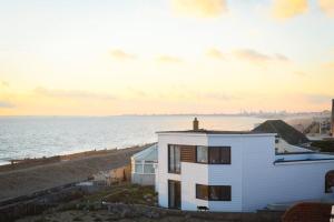 南海灵Amazing view High end beachfront 3BR 5beds 7 guest的海滩上的房子,背景是大海