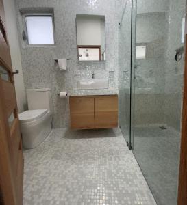 绍其德贝克Hotel Azomalli的浴室配有卫生间、盥洗盆和淋浴。