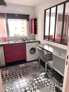 圣但尼Le Duplex Paris Basilique Stade de France的厨房配有水槽和洗衣机