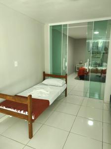 布希奥斯Apartamento con piscina y parrilla privada hasta 4 personas的一间卧室设有一张床和玻璃墙