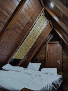 乌纳瓦图纳Sky View Cabin Unawatuna的阁楼上的卧室配有两张床