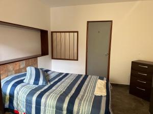 利马Habitacion doble huaca Miraflores的一间卧室配有一张带蓝白色毯子的床