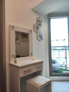 圣费尔南多Azure North Staycation by 7TwentySix CRIB的一间带梳妆台、镜子和窗户的浴室