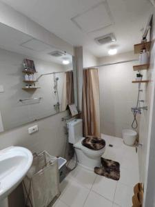 圣费尔南多Azure North Staycation by 7TwentySix CRIB的一间带卫生间和水槽的浴室