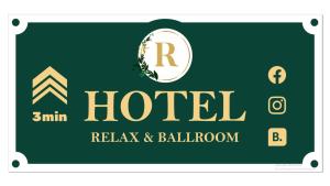 克拉约瓦Hotel Relax Craiova的绿色和金色标志,供酒店放松和宴会厅使用