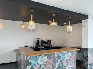 AfaHôtel Casa Matteu的厨房配有带吊灯的台面