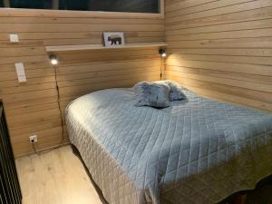 索特Villa Auroras Pöllö的卧室配有木墙内的一张床