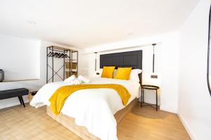 穆尔西亚Loft 11 A的卧室配有一张带黄色枕头的大型白色床。