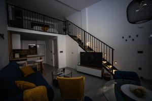穆尔西亚Loft 11 A的客厅设有蓝色的沙发和楼梯。