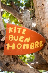 Buen HombreBeach Terrace Loft in Buen Hombre的橘色的标志附在树上