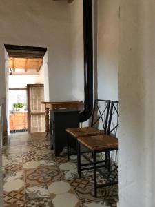 马拉加Finca el Fuenton的一间带长凳、桌子和钢琴的房间