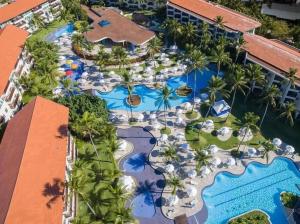 嘎林海斯港Marulhos Suites Resort的享有度假村游泳池的顶部景致