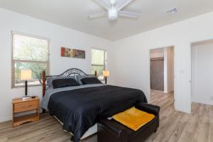 土桑Vista Montaña的一间卧室配有一张床和吊扇