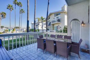 亨廷顿海滩Huntington Beach Condo - Walk to the Ocean!的阳台的天井配有桌椅