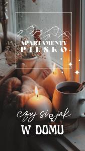 科尔别卢夫Apartamenty Pilsko的一张蜡烛和一杯咖啡的照片