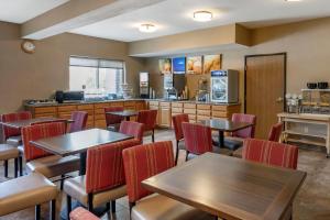 麦岭Comfort Inn Denver West Arvada Station的一间带桌椅和柜台的餐厅