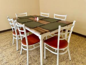 危地马拉Casa Quetzal的一张木桌,配有四把椅子