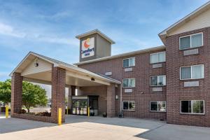 麦岭Comfort Inn Denver West Arvada Station的上面有标志的酒店