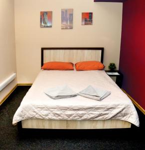 马里博尔Hostel UNDERGROUND的一间卧室配有一张床,上面有两条毛巾