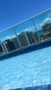马塞约Apartamento Ponta Verde. Edf. Promenade II的从游泳池欣赏到城市美景
