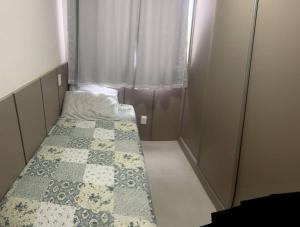 马塞约Apartamento Ponta Verde. Edf. Promenade II的小房间设有两张床和窗户