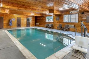 麦岭Comfort Inn Denver West Arvada Station的一座带木制天花板的建筑中的游泳池