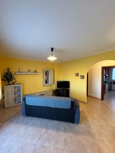博洛尼亚Cà Savoia的卧室配有一张床铺,位于一个黄色墙壁的房间